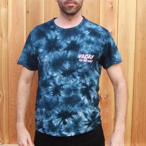 DIVIDED H&M T-Shirt Tie Dye Pattern With Wording Size Medium